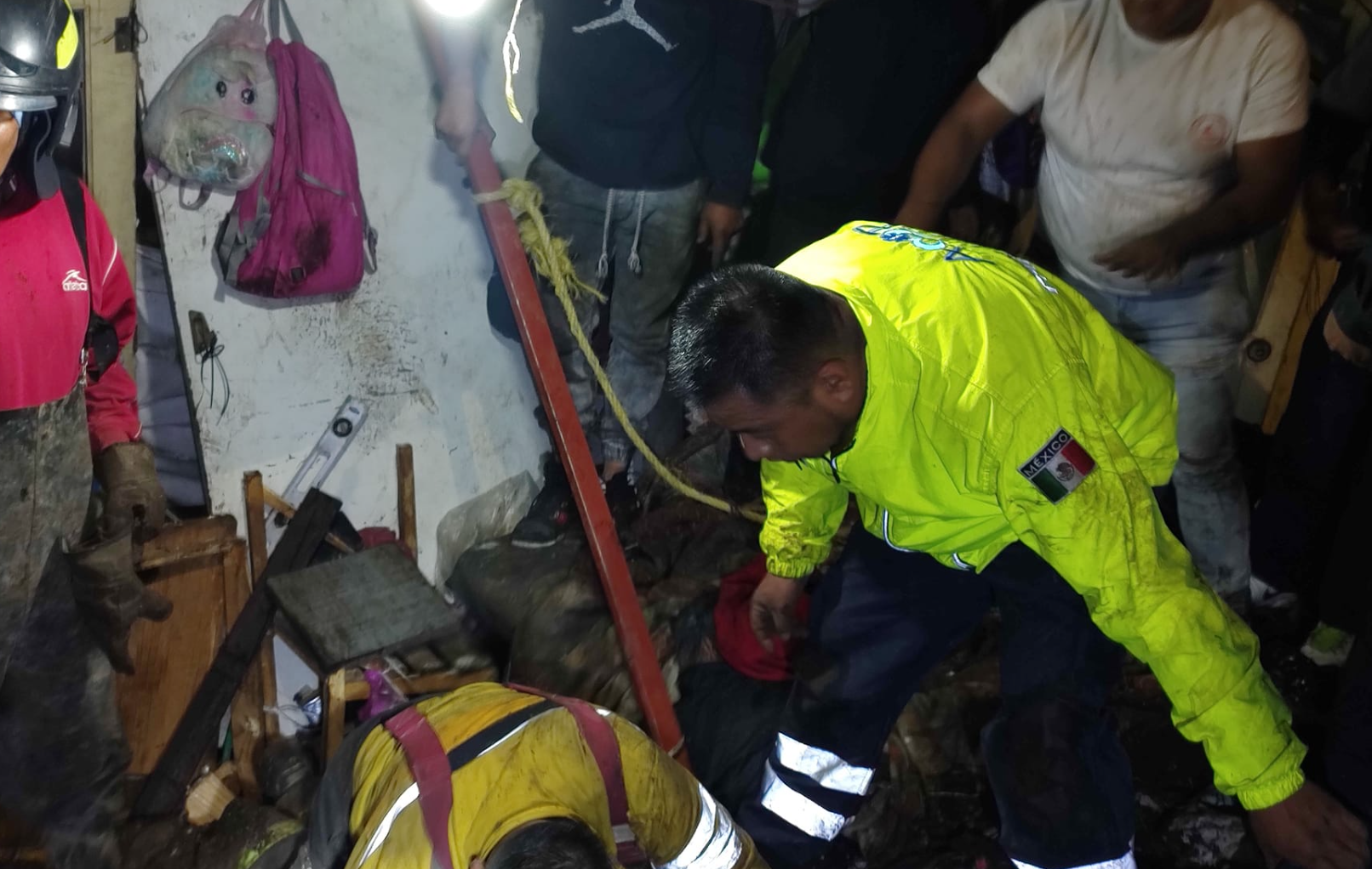 Seis muertos tras desgajamiento de cerro en Naucalpan 